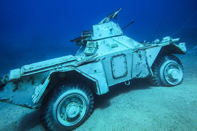 مركبة مدرعة تابعة للقوات المسلحة الأردنية على قاع البحر الأحمر